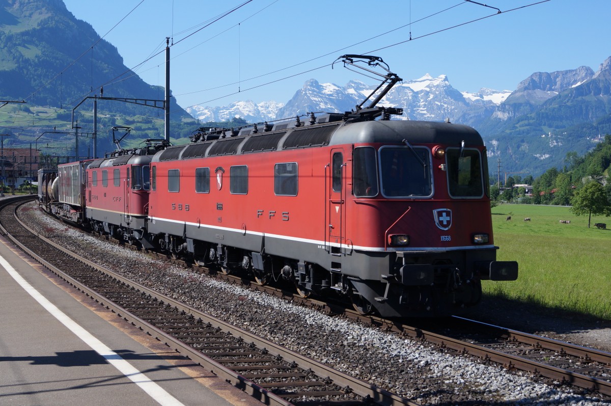 SBB CARGO: Re 6/6 11668  Stein Säckingen  vor der Kulisse der Urner Berge am 7. Juni 2014 in Schwyz.
Foto: Walter Ruetsch  