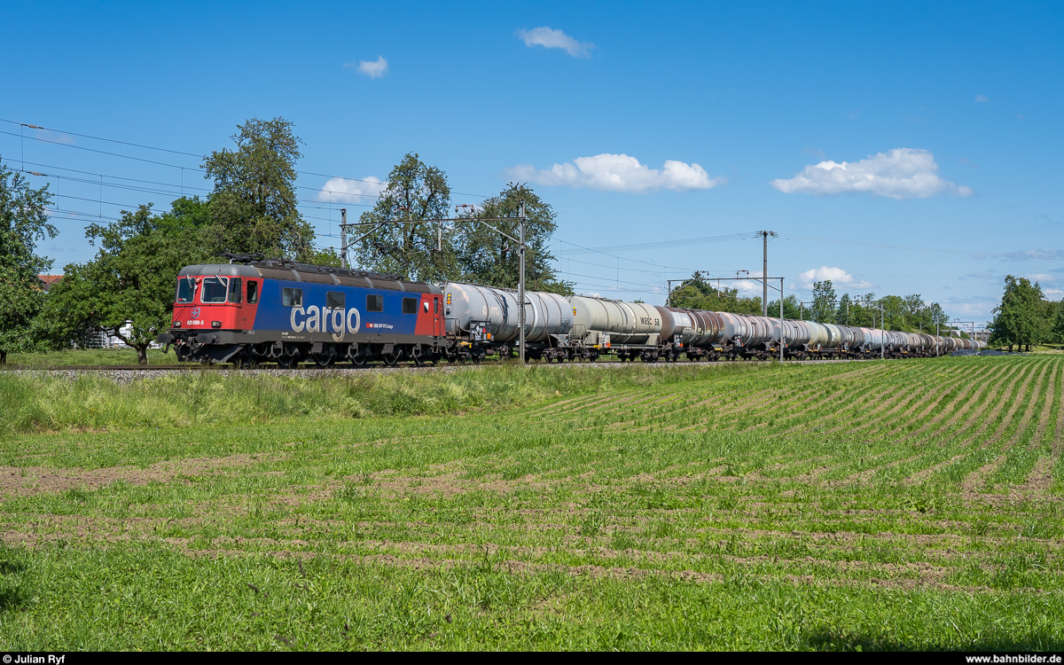 SBB Cargo Re 6/6 11669  Hägendorf  am 29. Mai 2020 mit Ölzug zwischen Amriswil und Oberaach.