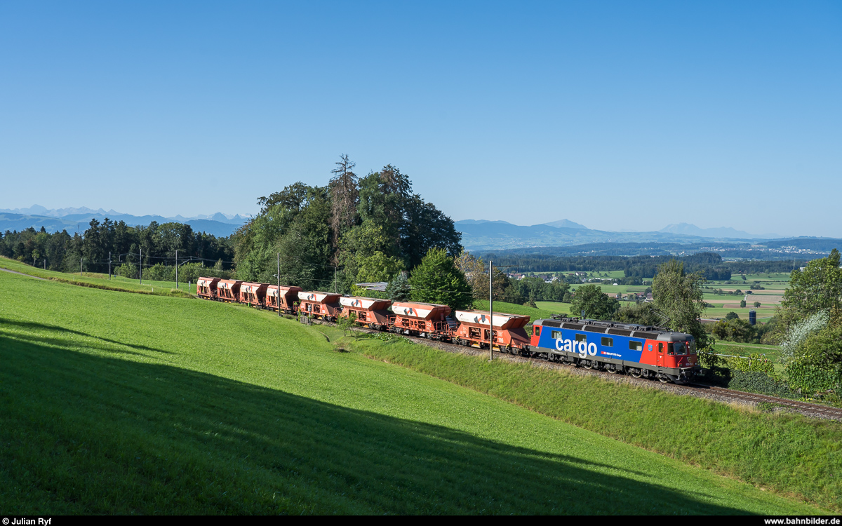 SBB Cargo Re 6/6 11672  Balerna  mit der zweiten Hlfte des Kieszuges nach Bretswil Tobel am 21. August 2020 bei der Haltestelle Ettenhausen-Emmetschloo auf der Stammstrecke des DVZO (Infrastruktur ST).