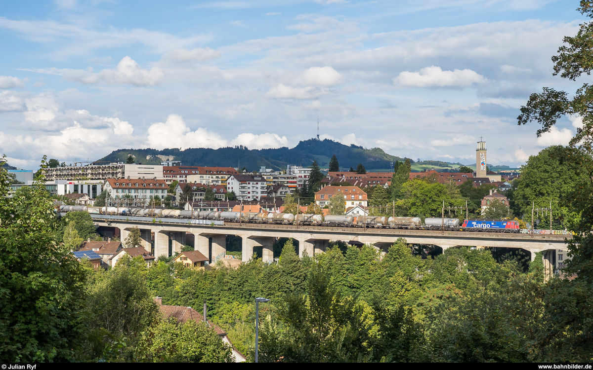 SBB Cargo Re 6/6 11672  Balerna  am 1. September 2020 mit Güterzug Reuchenette-Péry - Bern Weyermannshaus auf dem Lorraineviadukt in Bern.