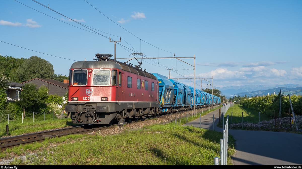 SBB Cargo Re 6/6 11677  Neuhausen am Rheinfall  am 29. Mai 2020 mit Kieszug bei Egnach.