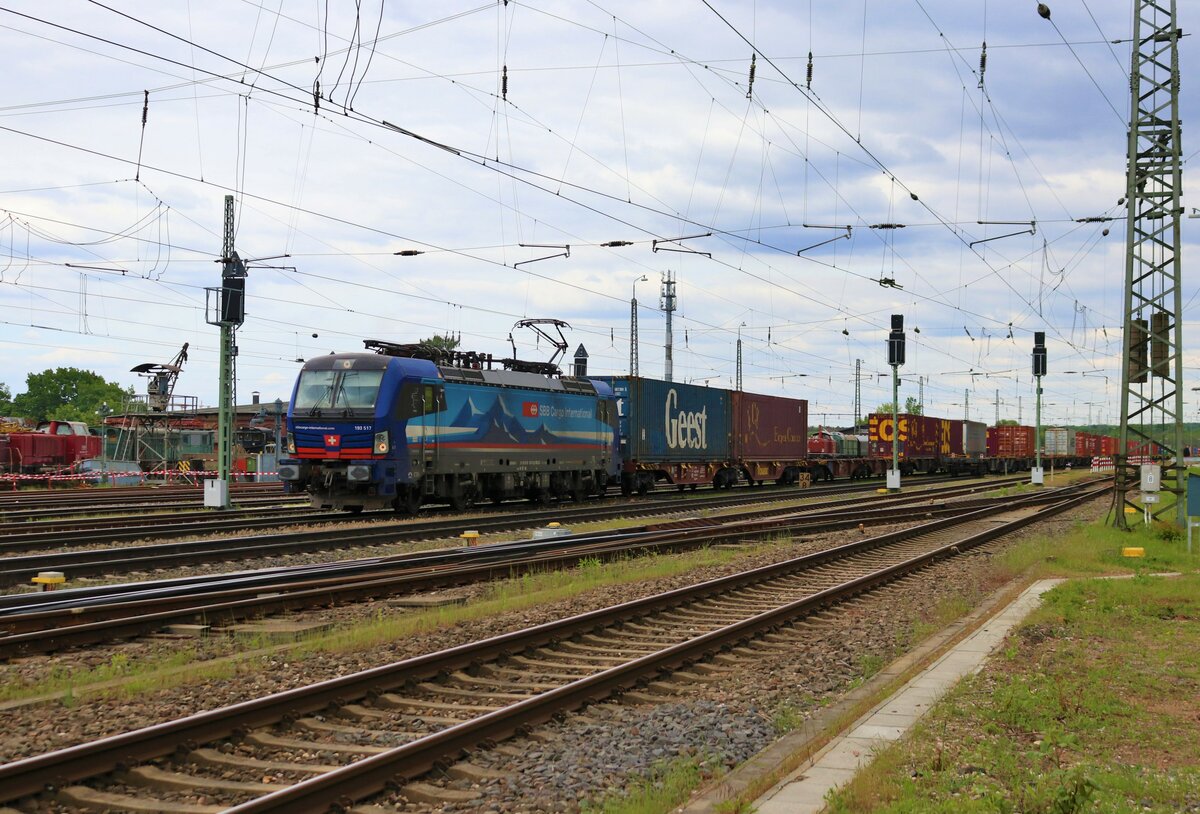 SBB Cargo Siemens Vectron 193 517-0 mit KLV Zug in Darmstadt-Kranichstein am 19.05.23