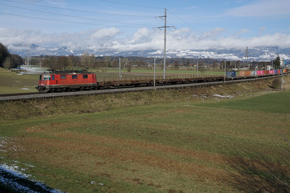 SBB CARGO:
Am  trüben Morgen des 9. Februar 2019 wurde dieser fotogene Güterzug mit der Re 430 355-8 bei Bollodingen verewigt. Während sich der Schnee in dieser Gegend bereits verabschiedet hat, präsentiert sich im Hintergrund wenigstens die erste Jurakette hinter dem Gewölk noch in  WEISS .
Foto: Walter Ruetsch