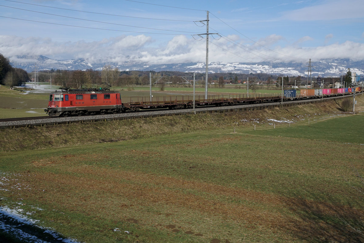 SBB CARGO:
Am  trüben Morgen des 9. Februar 2019 wurde dieser fotogene Güterzug mit der Re 430 355-8 bei Bollodingen verewigt. Während sich der Schnee in dieser Gegend bereits verabschiedet hat, präsentiert sich im Hintergrund wenigstens die erste Jurakette hinter dem Gewölk noch in  WEISS .
Foto: Walter Ruetsch
