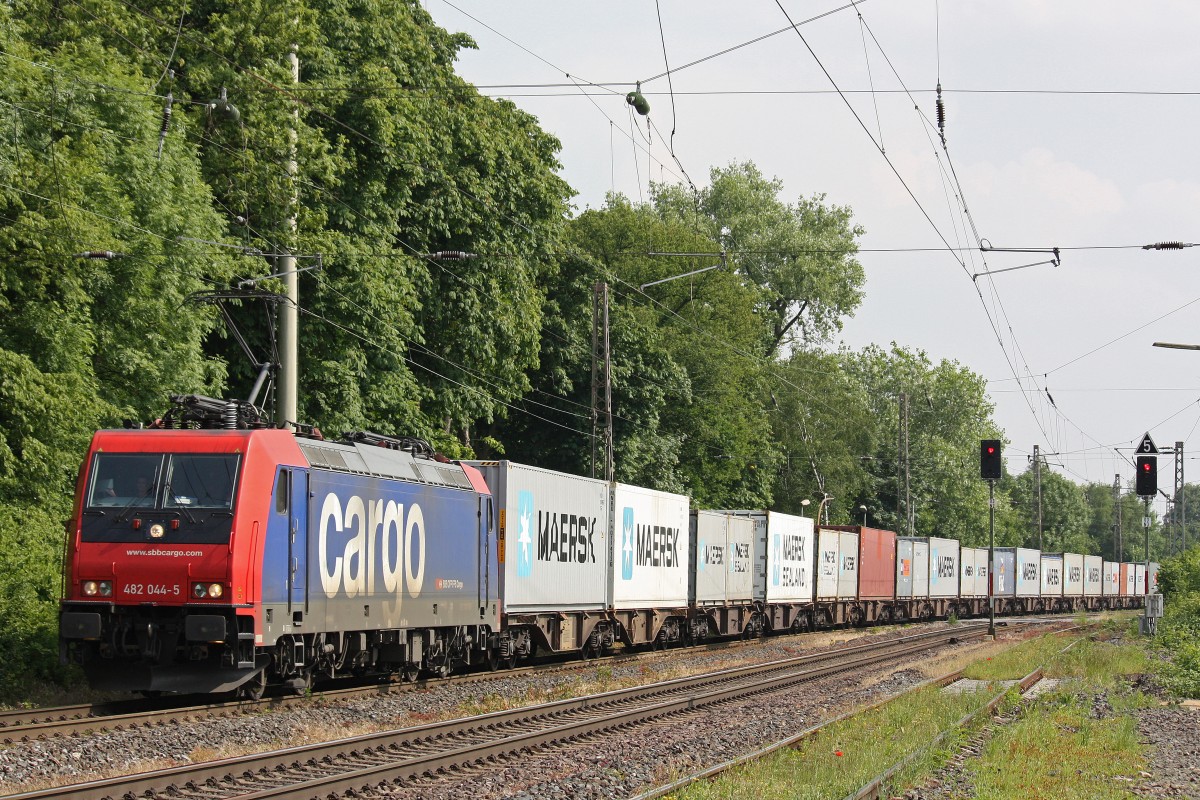 SBB Cargo/BoxXpress 482 044 am 11.6.13 mit einem Containerzug vonn Mannheim Gbf nach Weddewarder Tief in Ratingen-Lintorf.