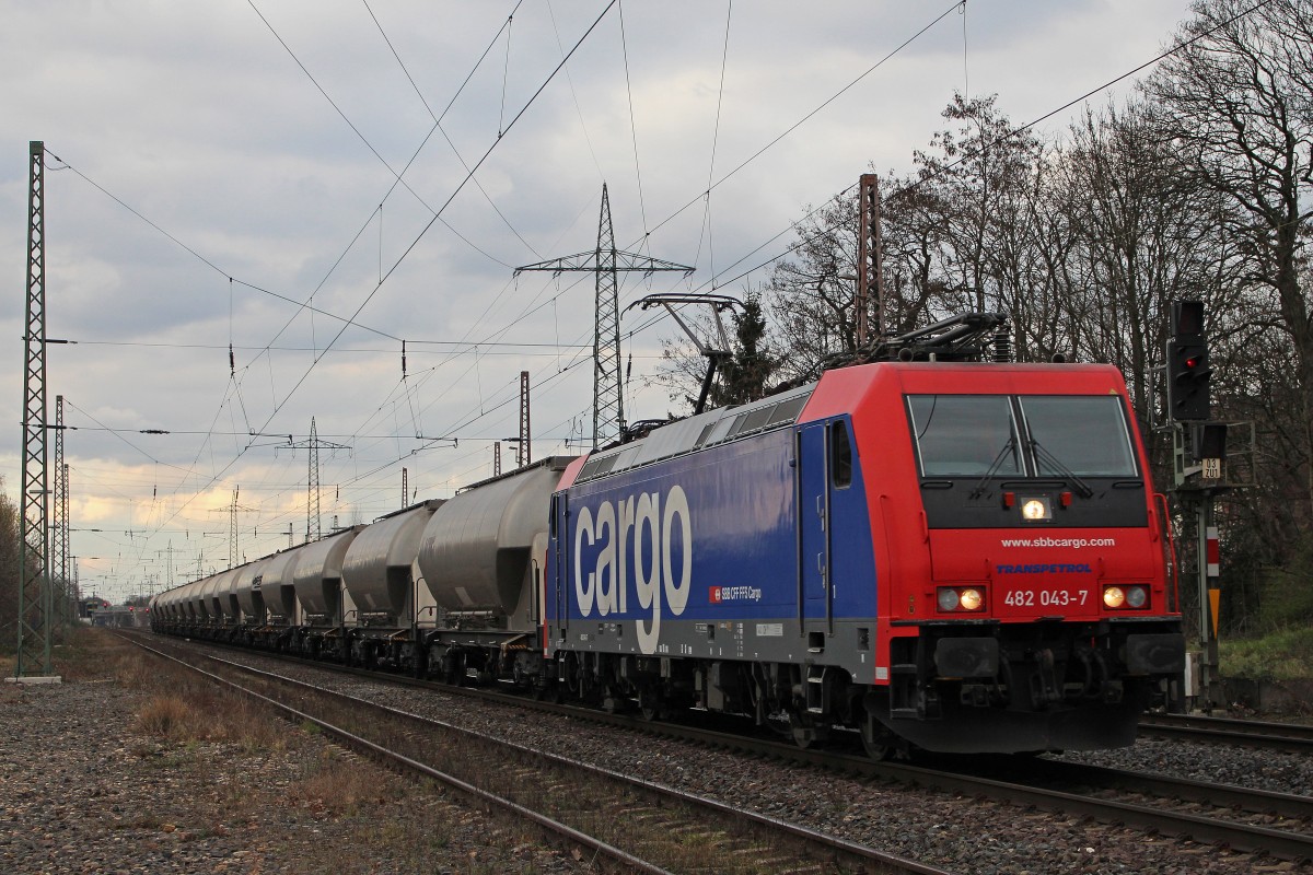 SBB Cargo/Bräunert/Transpetrol 482 043 am 4.3.14 mit einem Silowagenzug in Ratingen-Lintorf.