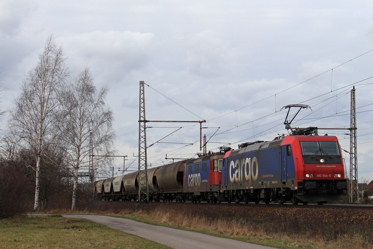 SBB Cargo/HSL 482 044 mit einer SBB Cargo/HSL 421 und einem Müslibomber am 15.2.14 in Dedensen-Gümmer.