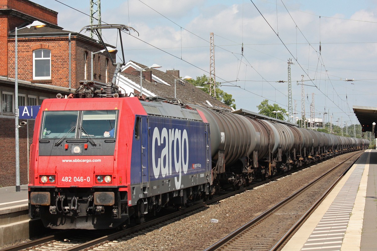 SBB Cargo/HSL 482 046 am 6.8.13 mit einem Kesselzug in Verden (Aller).