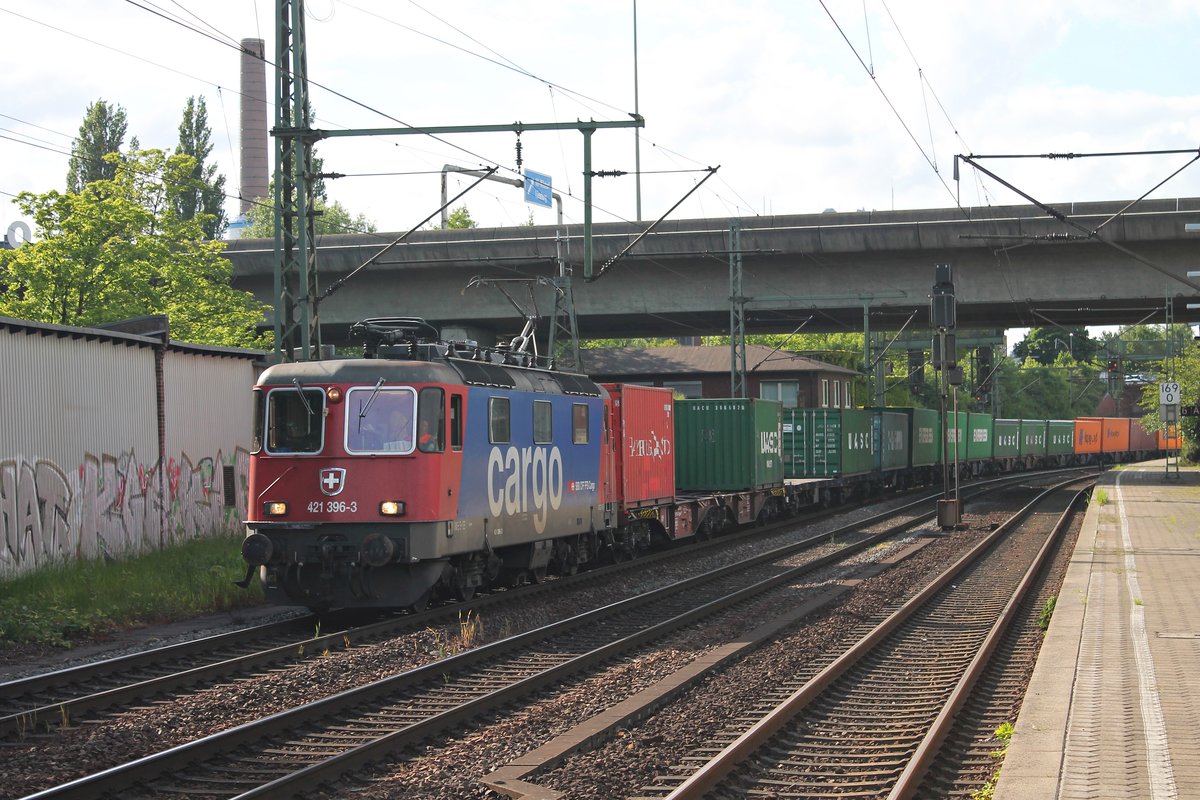 SBB Cargo/HSL Re 421 396-3 mit einem Containerzug aus dem Hamburg Hafen bei der Durchfahrt in Harburg gen Maschen.