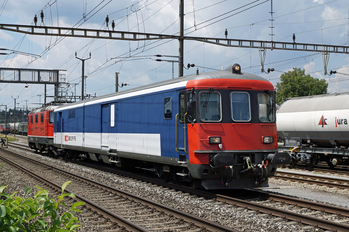 SBB CARGO:
Innerthalb von fünf Minuten drei Re 4/4 verewigt ab dem selben Fotostandort beim Güterbahnhof Langenthal. Das nennt man FOTOGRAFENGLÜCK.
Gefangenenzug mit der Re 420 131-5.
Foto: Walter Ruetsch