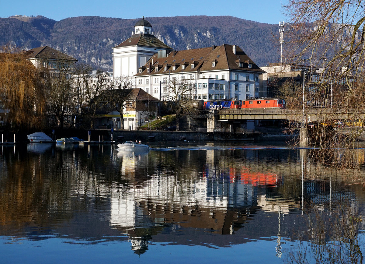 SBB CARGO.
Kesselwagenzug mit Doppeltraktion Re 420 beim Passieren der Aarebrücke Solothurn am 16. Januar 2020.
Foto: Walter Ruetsch