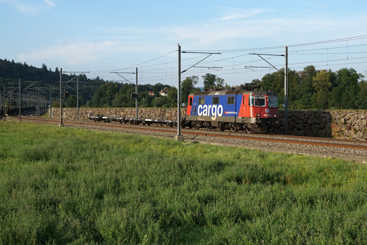 SBB CARGO.
Re 420 276-8 mit einem kurzen Leermaterialzug bei Roggwil unterwegs am 30. Juli 2018.
Foto: Walter Ruetsch