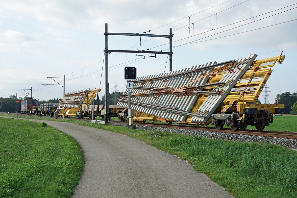 SBB CARGO
Schwellentransport Hägendorf-Solothurn-Burgdorf-Kriegsschlaufe-Zofingen-Rothenburg vom 15. September 2018 mit der Re 421 372-4.
Diese Aufnahme ist auf der ehemaligen EBT-Strecke Solothurn-Burgdorf bei Aefligen entstanden.
Foto: Walter Ruetsch 
