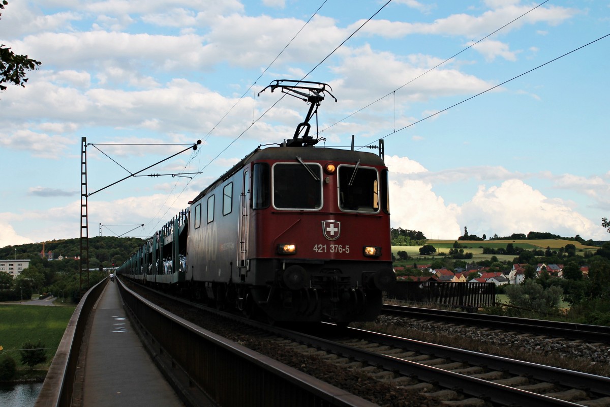 SBB Cargo/TXL Re 421 376-5 am 25.06.2014 mit einem ARS Altmann Autozug bei Mariaort auf der Donaubrücke.