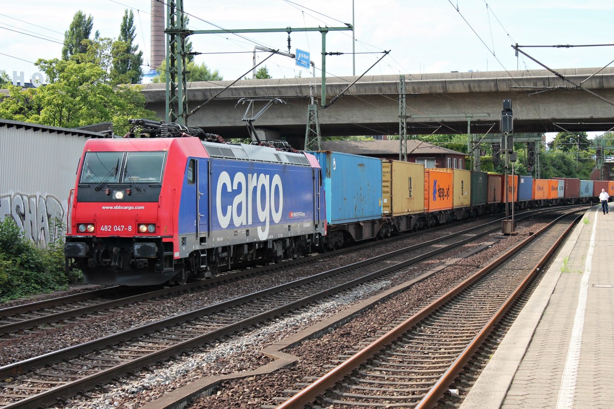 SBB Cargo/TXL Re 482 047-8 am 13.08.2014 mit einem Containerzug aus Richtung Hafen in Hamburg Harburg gen Maschen. Gruß auch an den netten Tf zurück!