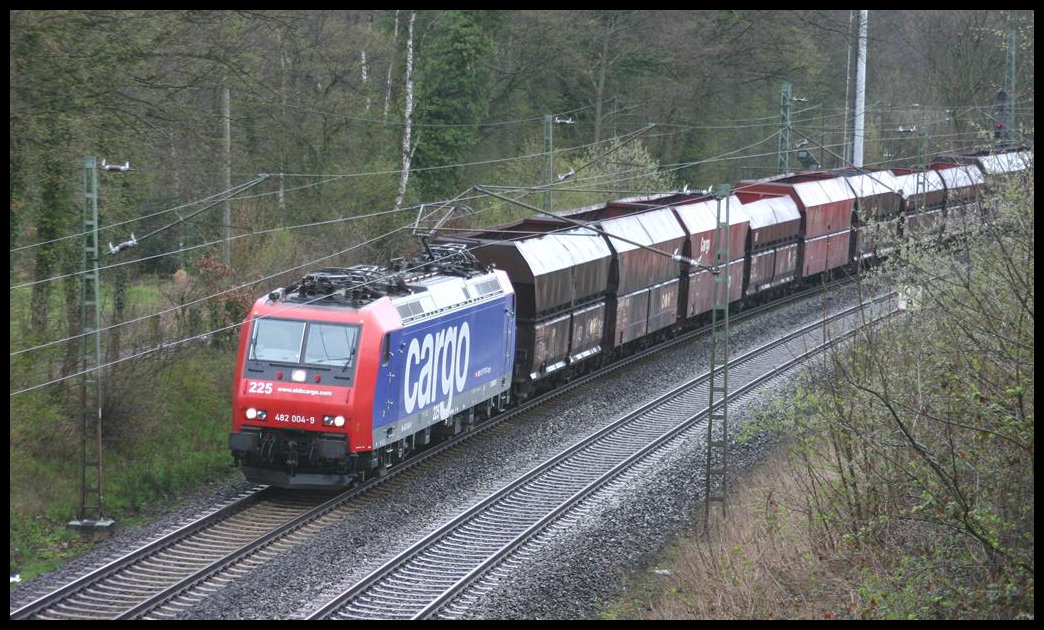 SBB Cargp 582004 hat hier gerade mit einem Kohle Leer Zug den Bahnhof Hasbergen verlassen und ist am 9.4.2005 in Richtung Ruhrgebiet unterwegs.
