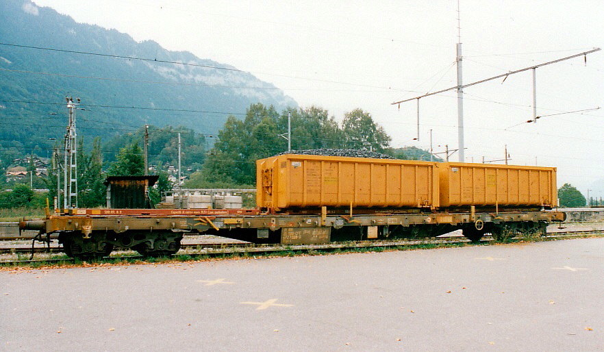 SBB-CFF Flachwagen Slps-x für den Transport von ACTS Abrollcontainern in Interlaken-Ost, August 1998 