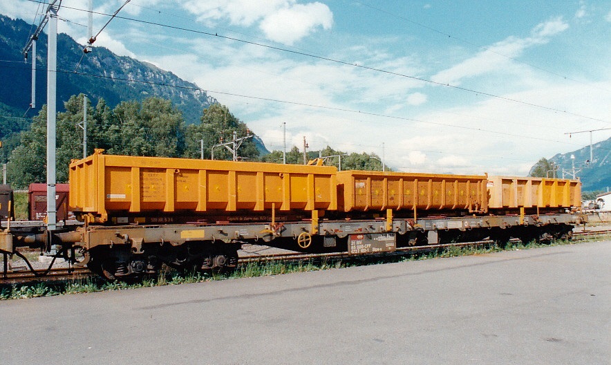 SBB-CFF Flachwagen Slps-x für den Transport von ACTS Abrollcontainern in Interlaken-Ost, August 1996