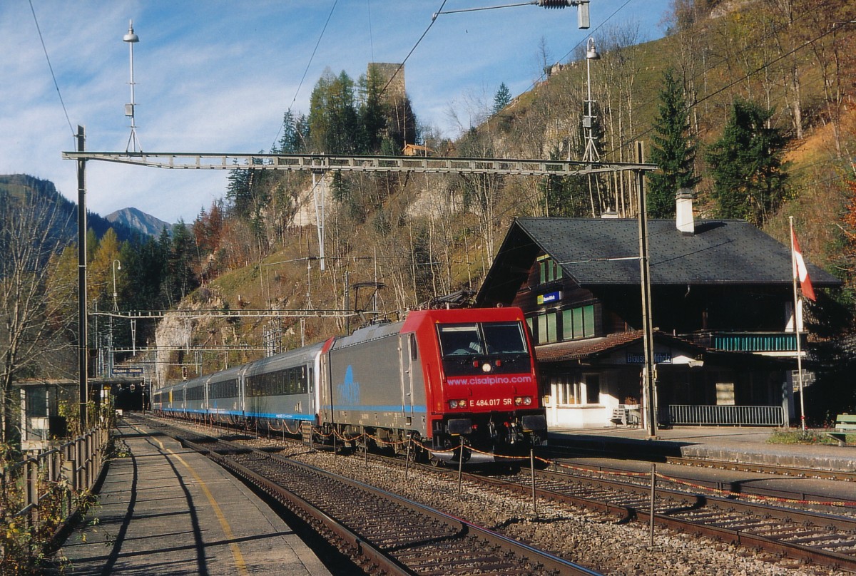 SBB: CISALPINO EC Bern - Milano mit der E 484 017 SR bei Blausee Mitholz im März 2006.
Foto: Walter Ruetsch