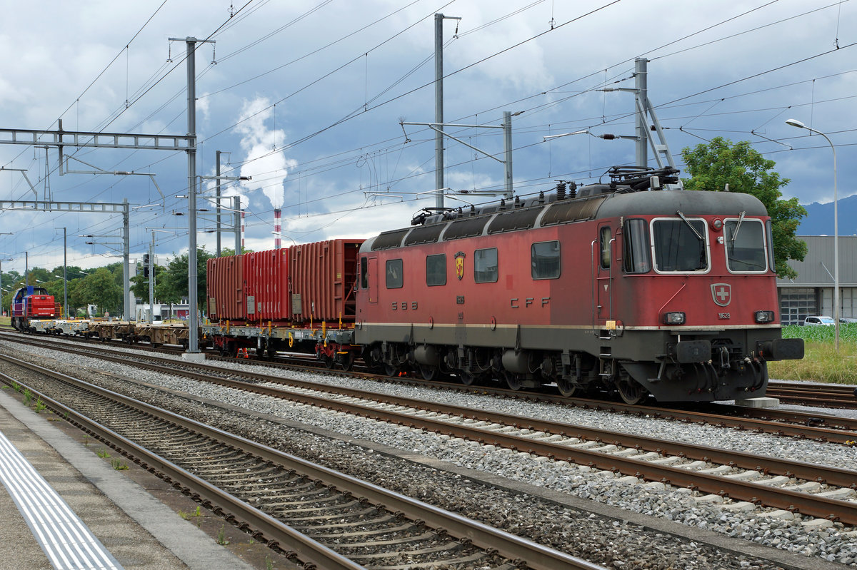SBB: Defekte Re 6/6 11628  Konolfingen  mit Reparatur Etikette versehen.
Am Schluss eines Güterzuges, geführt von der Am 843 057-1 wurde die defekte Re 6/6 11628  Konolfingen  am 13. Juli 2016 ab dem Bahnhof Luterbach-Attisholz nach Solothurn HB geschleppt.
Foto: Walter Ruetsch 