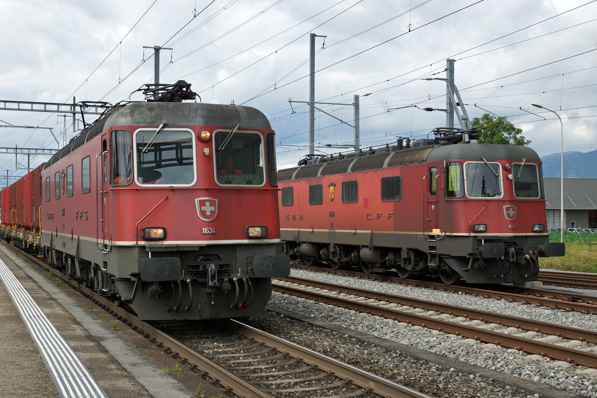SBB: Defekte Re 6/6 11628  Konolfingen  mit Reparatur Etikette versehen.
Begegnung zwischen der Re 6/6 11634  Aarburg-Oftrigen  mit einem Kehrichtzug und der defekten Re 6/6 11628  Konolfingen  in Luterbach-Attisholz am 13. Juli 2016.
Foto: Walter Ruetsch
