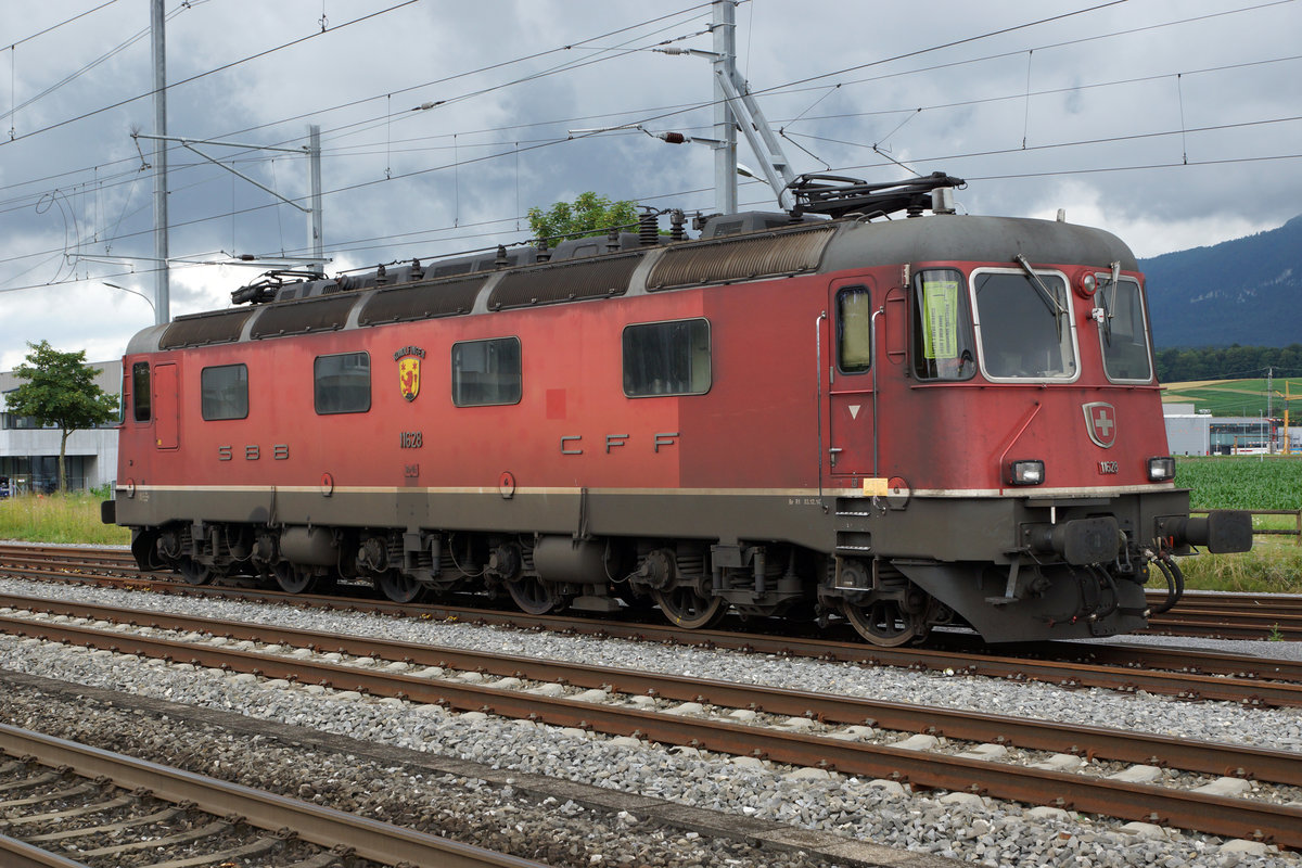 SBB: Defekte Re 6/6 11628  Konolfingen  mit Reparatur Etikette versehen. 
Noch am frühen Dienstagmorgen des 13. Juli 2016 stand die Re 6/6 11628 -mit einem Motorenschaden?- einsam und verlassen auf einem Abstellgeleise des Bahnhofs Luterbach-Attisholz.
Foto: Walter Ruetsch  