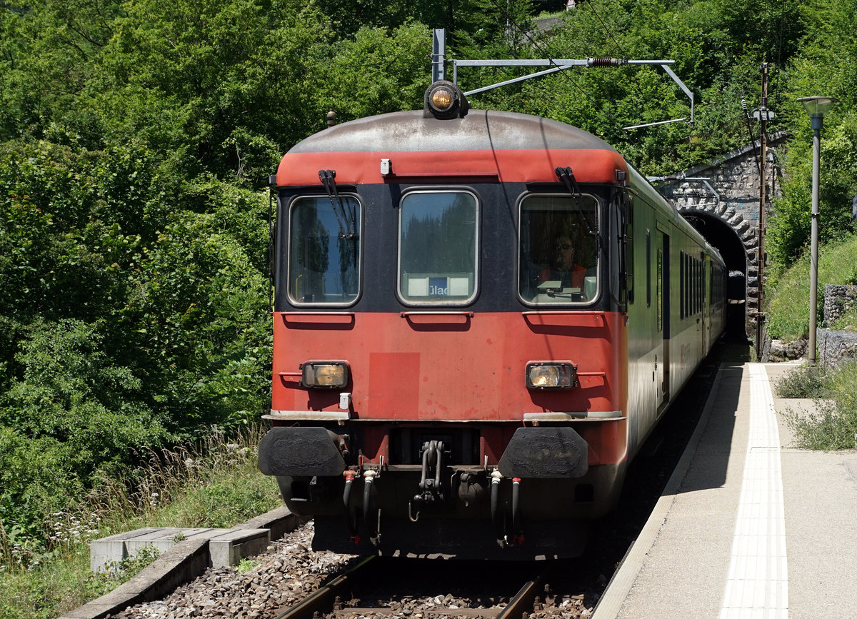SBB: Der 3-teilige NPZ RBDe 562 003 mit einem unpassenden BDt bei Frinvillier am 19. Juni 2018.
Foto: Walter Ruetsch