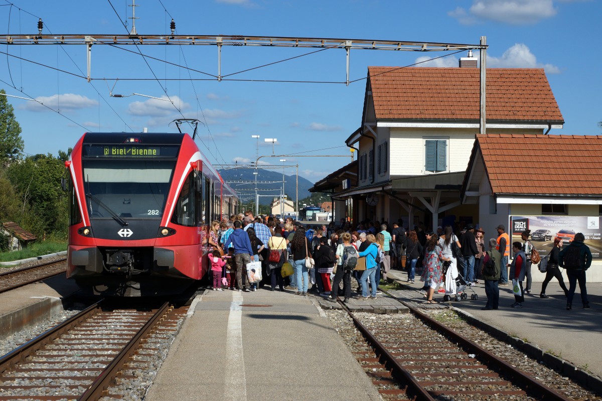 SBB: Der traditionelle Chaindon-Mark Reconvilier im Berner Jura wurde auch dieses Jahr wiederum von mehreren 10'000 Personen besucht. Da der Markt bestens von der Bahn erschlossen wird, reisten viele Marktbesucher aus den Agglomerationen Biel und Moutier mit der Bahn an. RABe 526 Stadler-GTW auf der Fahrt nach Biel bei dem Zwischenhalt in Reconvilier am 7. September 2015.
Foto: Walter Ruetsch  