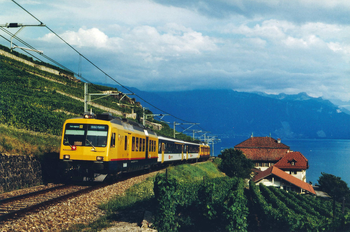 SBB: Der Train des Vignes in etwas veränderter Formation anlässlich des Winzerfestes Vevey unterhalb Chexbres-Village am 8. August 1999.
Foto: Walter Ruetsch