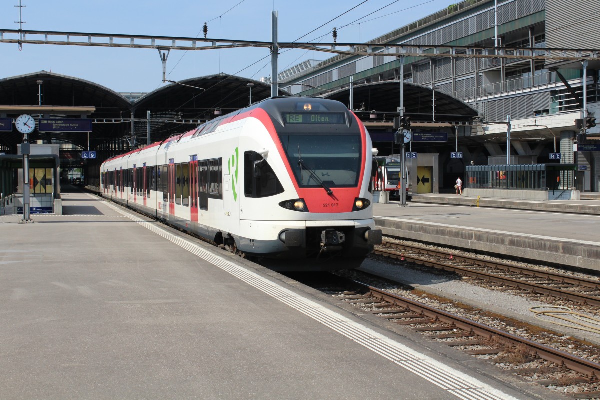 SBB: Der Triebzug 521 017 als RE nach Olten fährt am Nachmittag des 4. Juli 2015 vom Bahnhof Luzern ab.  