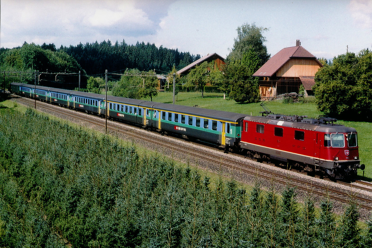 SBB: Der typische Reisezug der Neunzigerjahre mit einer Re 4/4 II, wie er auf der Strecke Olten-Bern verkehrte. Verewigt wurde diese stilreine Komposition in Wyssenried bei Bützberg im Juli 1997. Der fotogene Streckenabschnitt wurde wegen der Streckenführung der NBS zurückgebaut.
Foto: Walter Ruetsch  