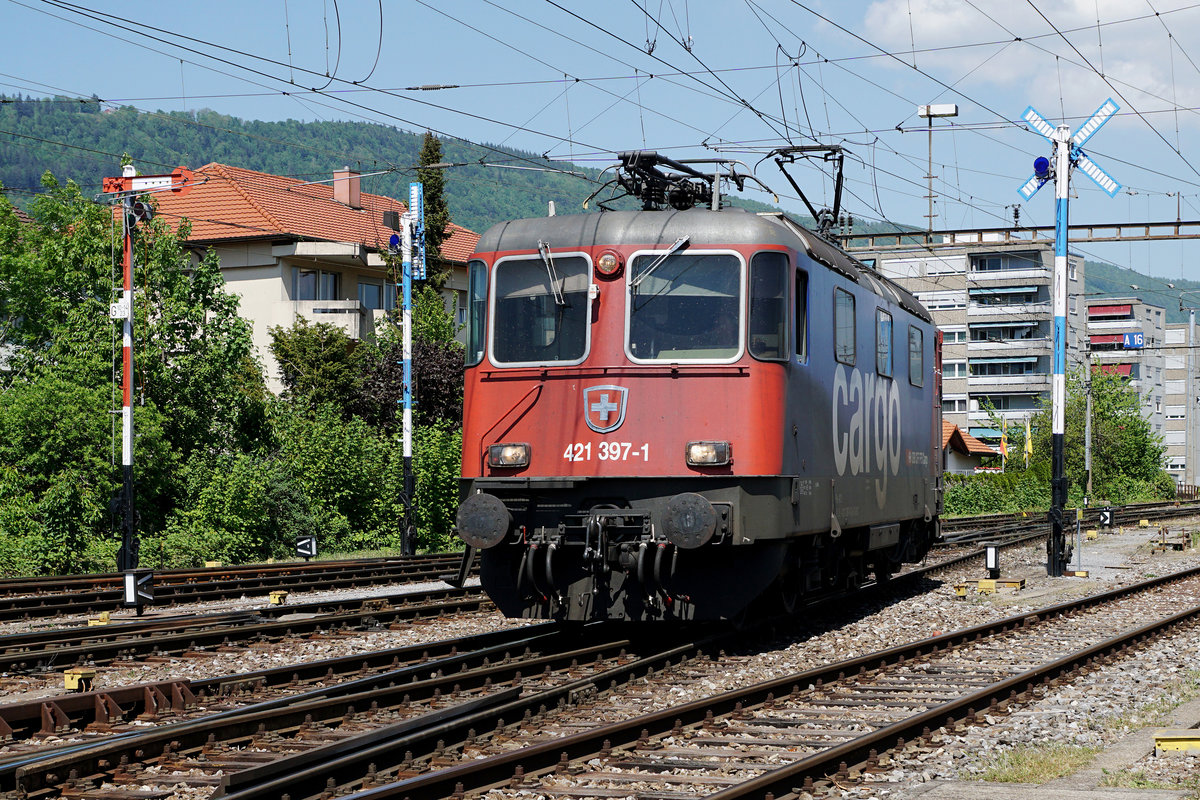 SBB: DIE BEIDEN LETZTEN
Die letzte an die SBB abgelieferte Re 4/4 II, die Re 421 397-1, beim Passieren von einem der letzten noch im Betrieb stehenden Flügelsignale der Schweiz. Die Rangierfahrt wurde am am 7. Mai 2018 bei der Einfahrt in den Rangierbahnhof Biel verewigt.
Foto: Walter Ruetsch
