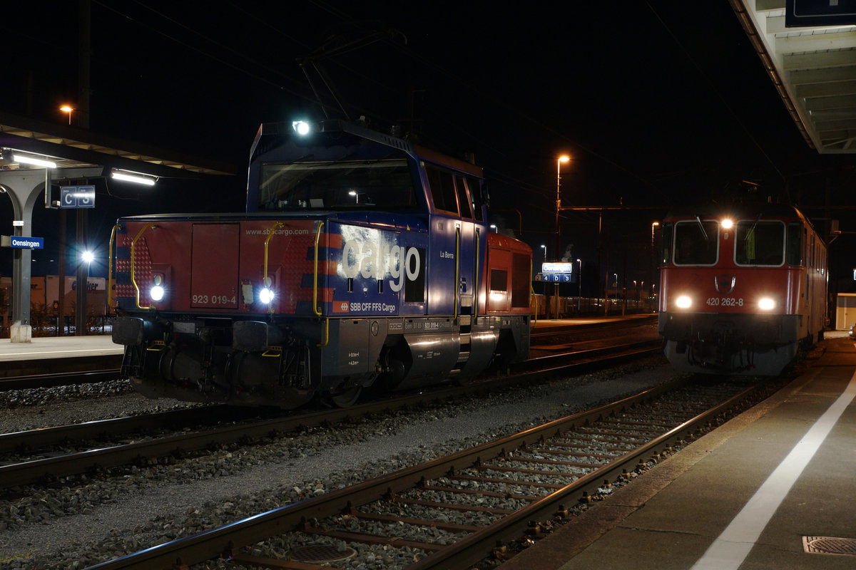 SBB: Die Eem 923 019-4  La Berra  und die Re 420 262-8 in Oensingen auf den nächsten Einsatz wartend am 22. September 2016.
Foto: Walter Ruetsch