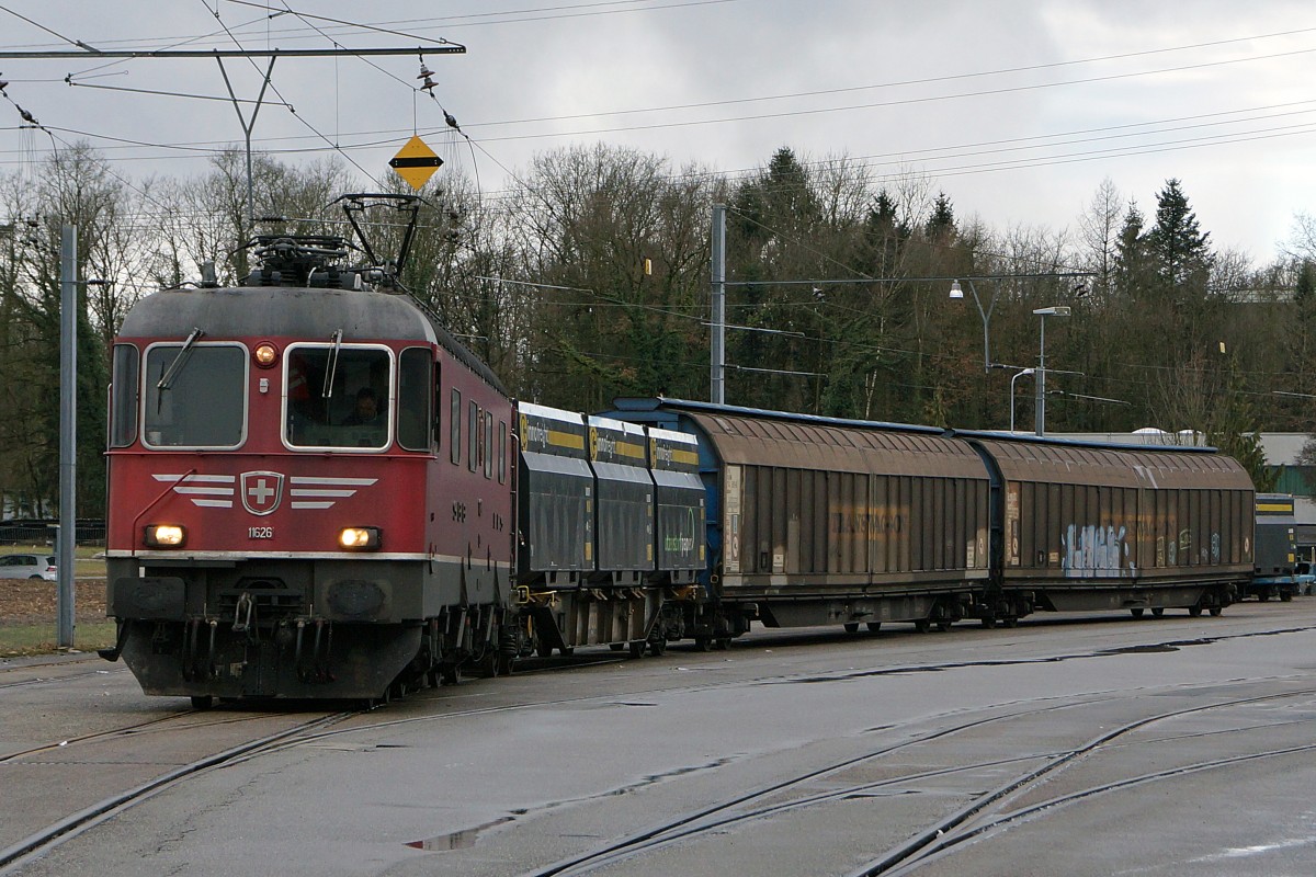 SBB: Die einzige Re 6/6 auf dem schweizerischen Schienennetz die einen  SCHNAUZ  trägt, die Nummer 11626  ZOLLIKOFEN  konnte am 2. März 2015 in Wiler bei Utzenstorf beobachtet werden.
Foto: Walter Ruetsch