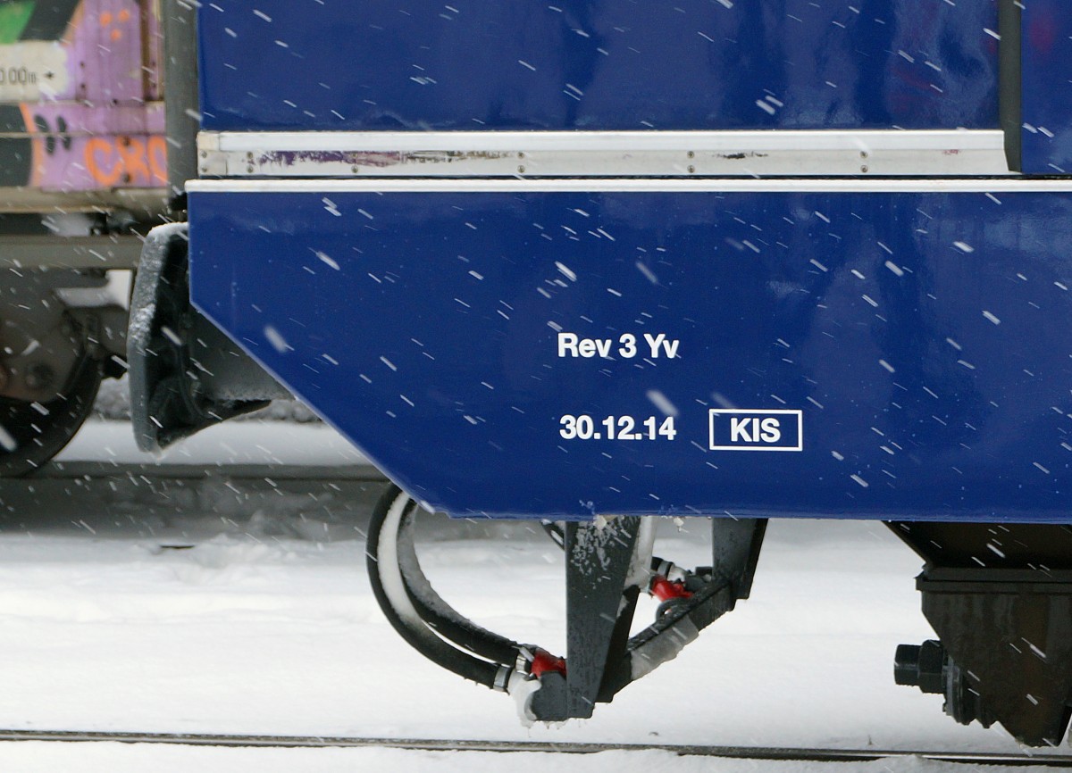 SBB: Die frisch revidierte Re 450 073 hat die Hauptwerkstätte Yverdon am 30.12.2014 mit dem Revisionsdatum 30.12.2014 verlassen. Noch am selben Tag wurde sie auf der Rückfahrt nach Zürich bei einem Zwischenhalt in Oensingen im Bilde festgehalten.
Foto: Walter Ruetsch