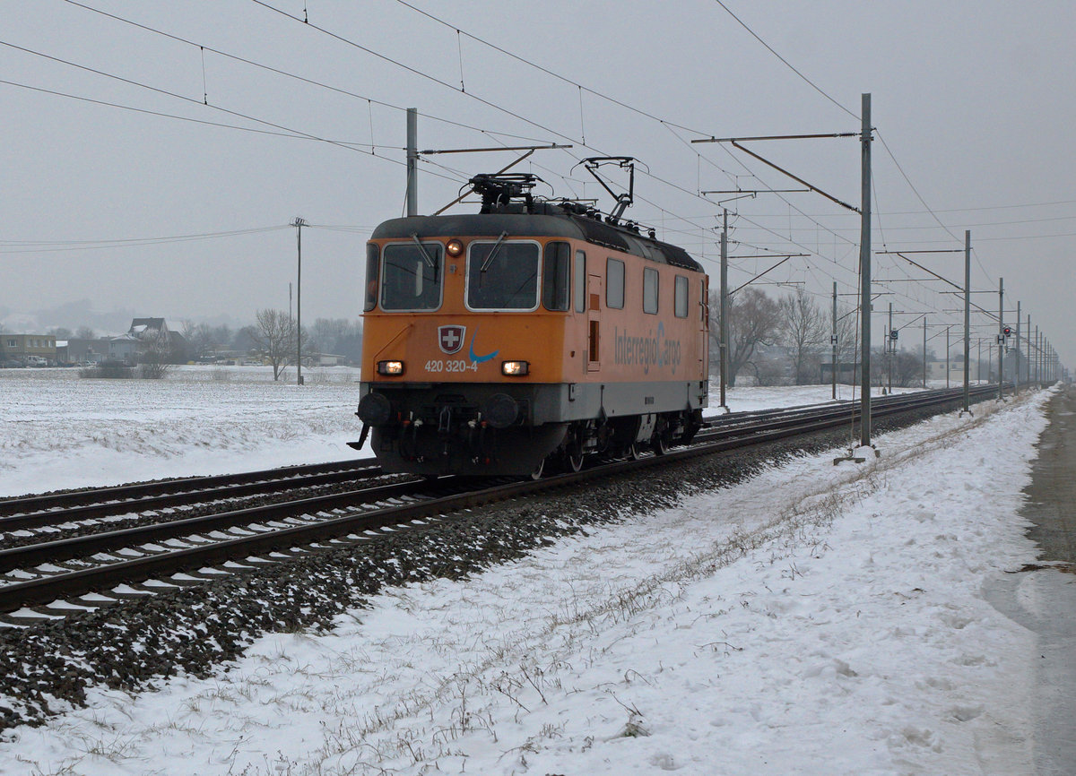 SBB: Die Re 420 320-4 als Lokzug bei Grenchen am 24. Januar 2017.
Foto: Walter Ruetsch