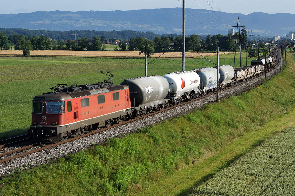 SBB: Die Re 430 354-1 interessanterweise mit gemischter Güterlast bei Bettenhausen am 28. Juni 2016.
Foto: Walter Ruetsch 