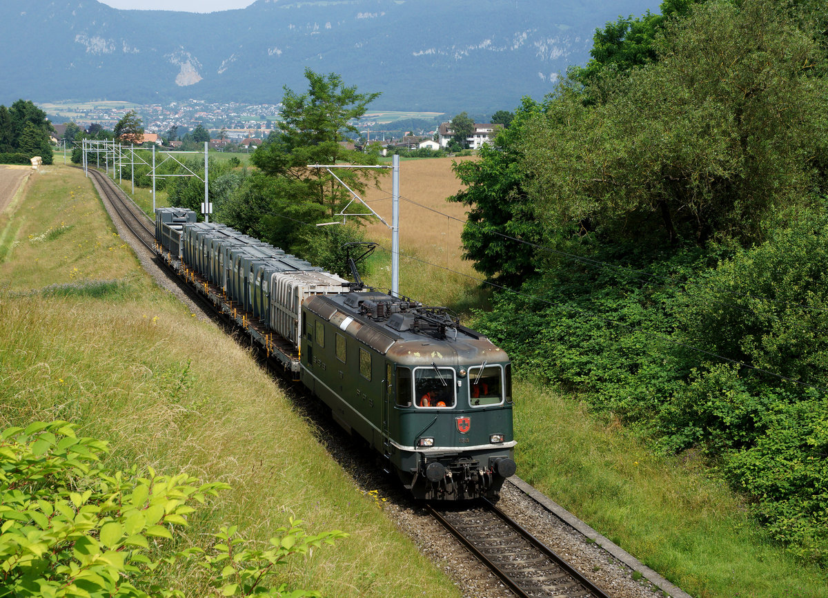 SBB: Die Re 4/4 11309 II, eine der letzten Grünen mit einem Schlackenzug auf dem BLS-Streckenabschnitt Solothurn-Biberist am 11. Juli 2016.
Foto: Walter Ruetsch