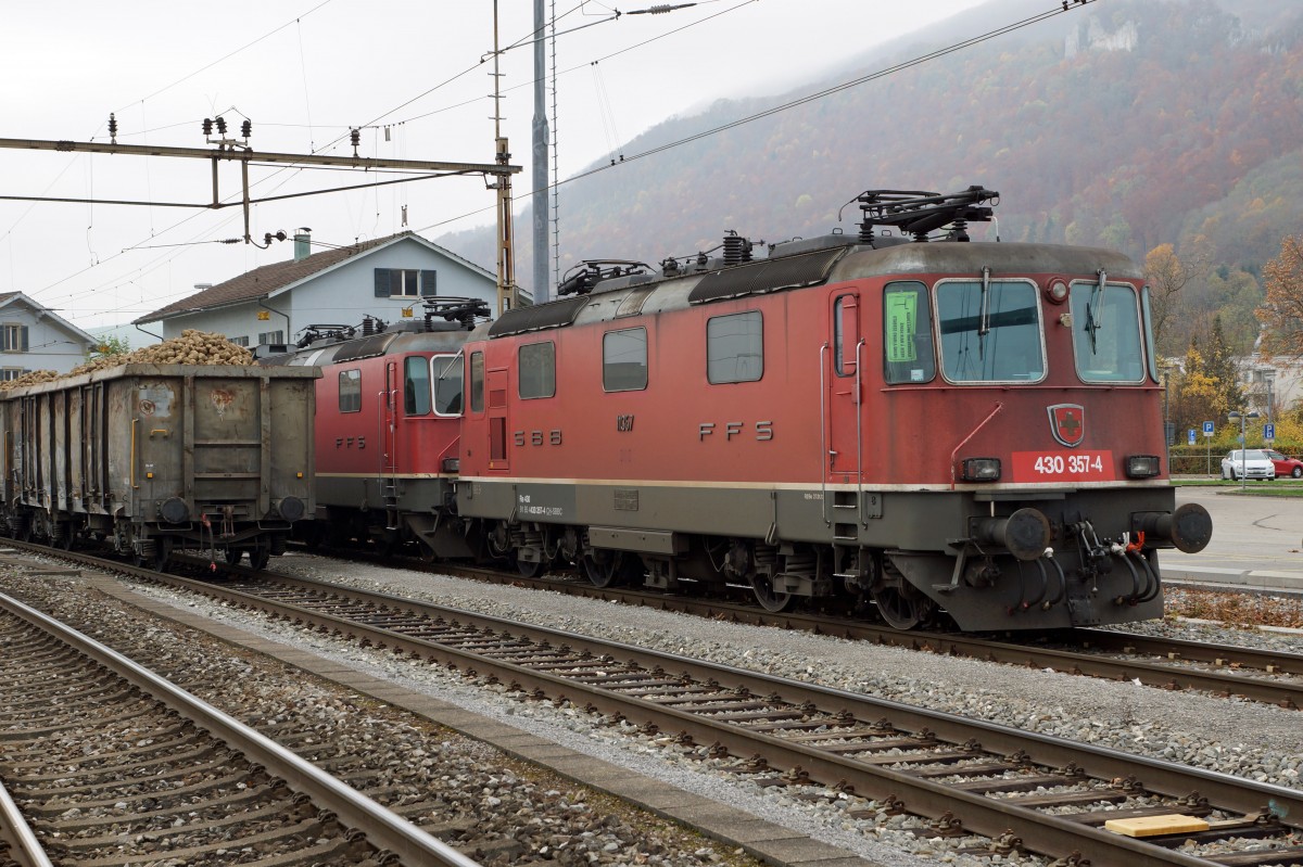 SBB: Die Re 4/4 11357 mit der neuen Nummerierung 430 357-4 in Oensingen am 31. Oktober 2015.
Foto: Walter Ruetsch