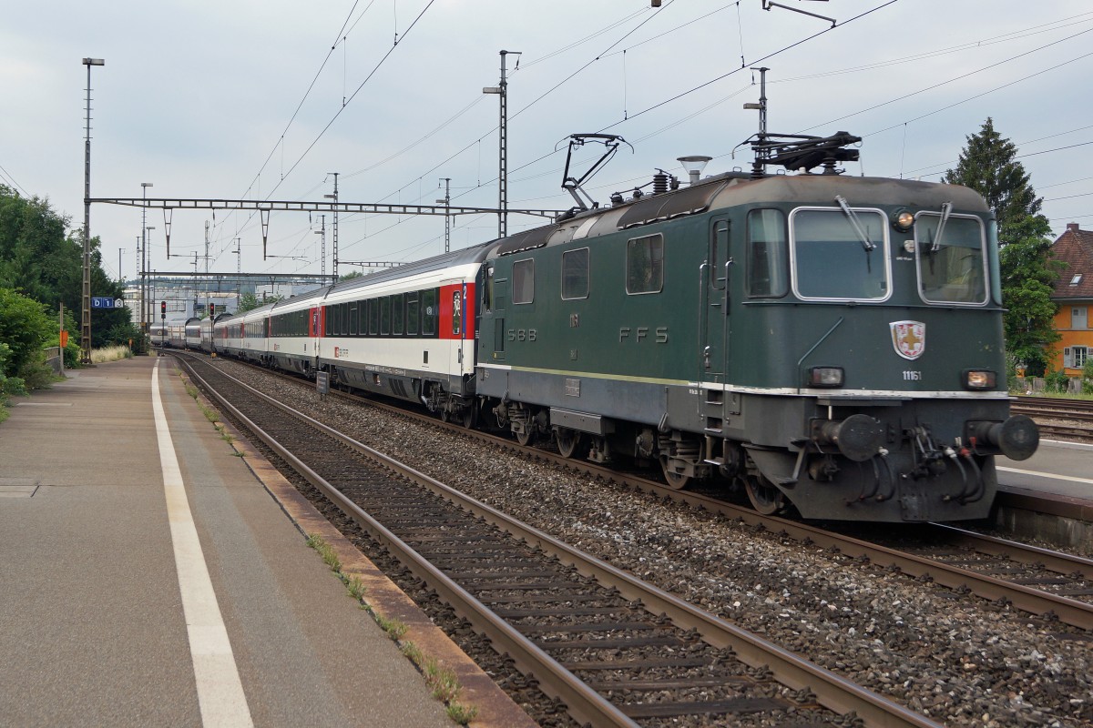 SBB: Die Re 4/4 II 11161 mit EW IV und Doppelstockwagen unterwegs bei Herzogenbuchsee am 6. Juli 2015. Hier handelt es sich um die letzte grüne Re 4/4 II der SBB Division Personenverkehr. Ab der Inbetriebnahme war sie als TEE-Lok unterwegs. Den grünen Anstrich hat sie erst bei der Umlackierung erhalten.
Foto: Walter Ruetsch 