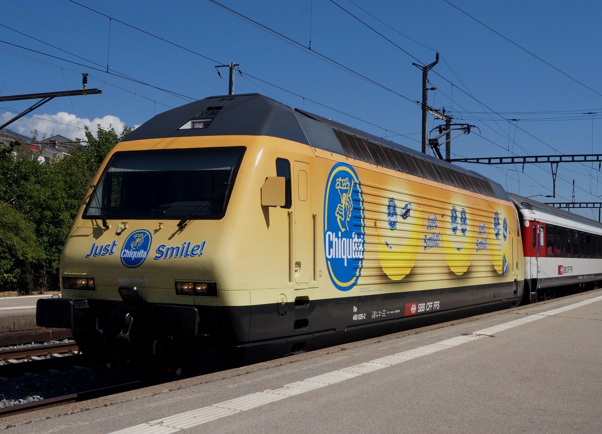 SBB: Die Re 460 029-2  CHIQUITA  bei einem Zwischenhalt in Nyon am 20. Juli 2015.
Foto: Walter Ruetsch