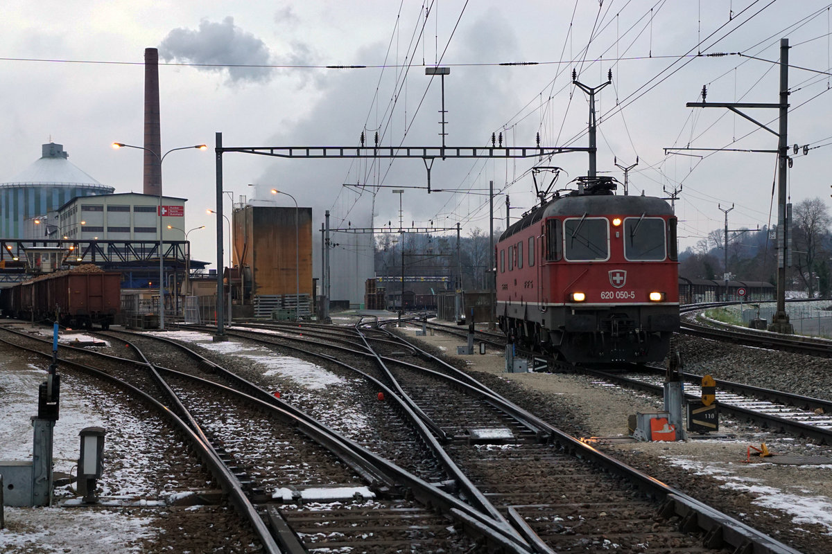 SBB: Die Re 620 050-5 Schönenwerd vor einem Rübenschnitzelzug im Areal der Zuckerfabrik Aarberg. 
Von der Strasse zugänglicher Fotostandort vor dem Häuschen der Waage. Bildausschnitt Fotoshop.
Foto: Walter Ruetsch 