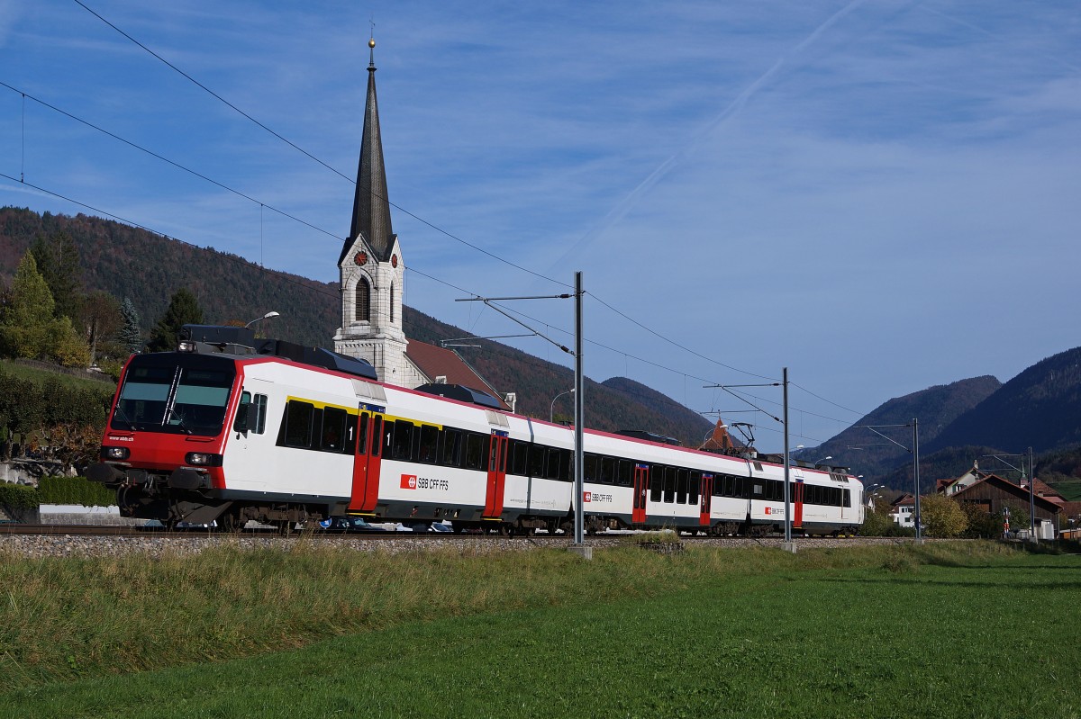 SBB: Die seit über 22 Jahren im Einsatz stehende RBDe 560 Kolibri/Domino verkehren seit dem Fahrplanwechsel 2013 nicht mehr zwischen Solothurn-HB und Sonceboz-Sombeval. Am 26. Oktober 2013 konnte noch ein Domino im planmässigen Dienst im Berner Jura vor der Kulisse der Kirche Court im Bilde festgehalten werden.
Foto: Walter Ruetsch