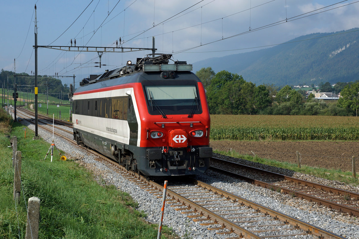 SBB: Die unterschiedlichen Ansichten vom selbstfahrenden Diagnosefahrzeug der SBB Infrastruktur. Der XTmass 99 85 91 60 001-5 war am 21. September 2016 im Berner-Jura unterwegs. Beide Aufnahmen entstanden bei Sonceboz-Sombeval.
Foto: Walter Ruetsch 