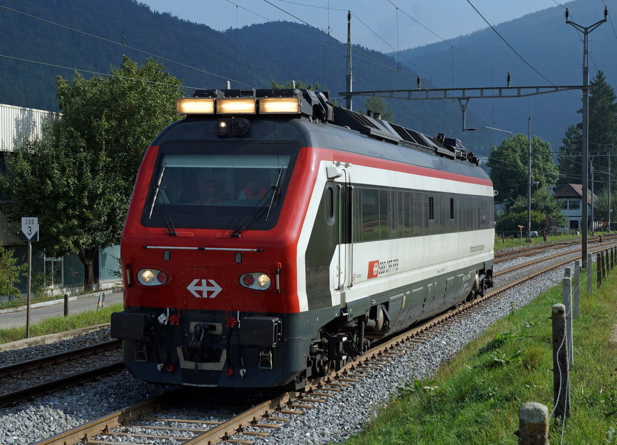 SBB: Die unterschiedlichen Ansichten vom selbstfahrenden Diagnosefahrzeug der SBB Infrastruktur. Der XTmass 99 85 91 60 001-5 war am 21. September 2016 im Berner-Jura unterwegs. Beide Aufnahmen entstanden bei Sonceboz-Sombeval.
Foto: Walter Ruetsch 