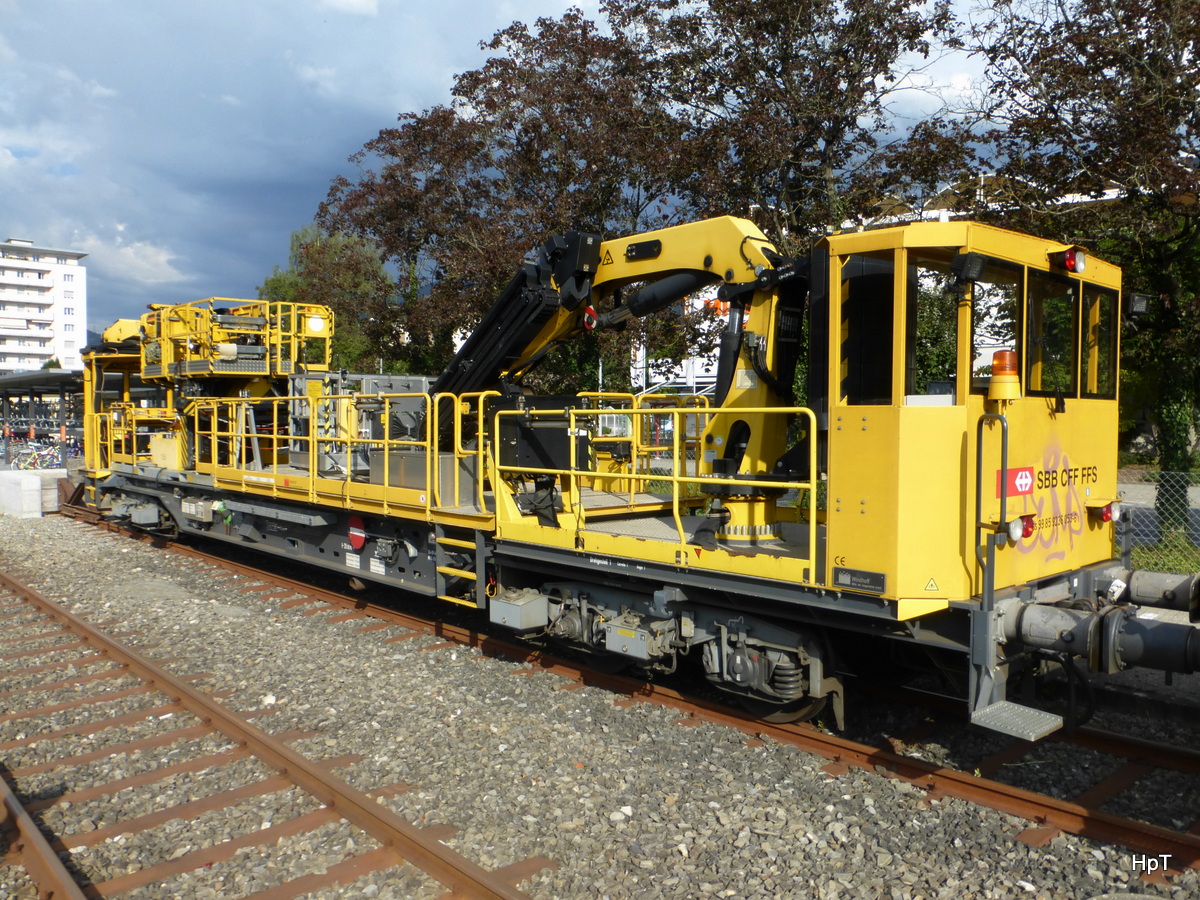 SBB - Dienstfahrzeug XTmass 99 85 92 36 053-6 abgestellt im Bahnhof von Grenchen Süd am 23.08.2015