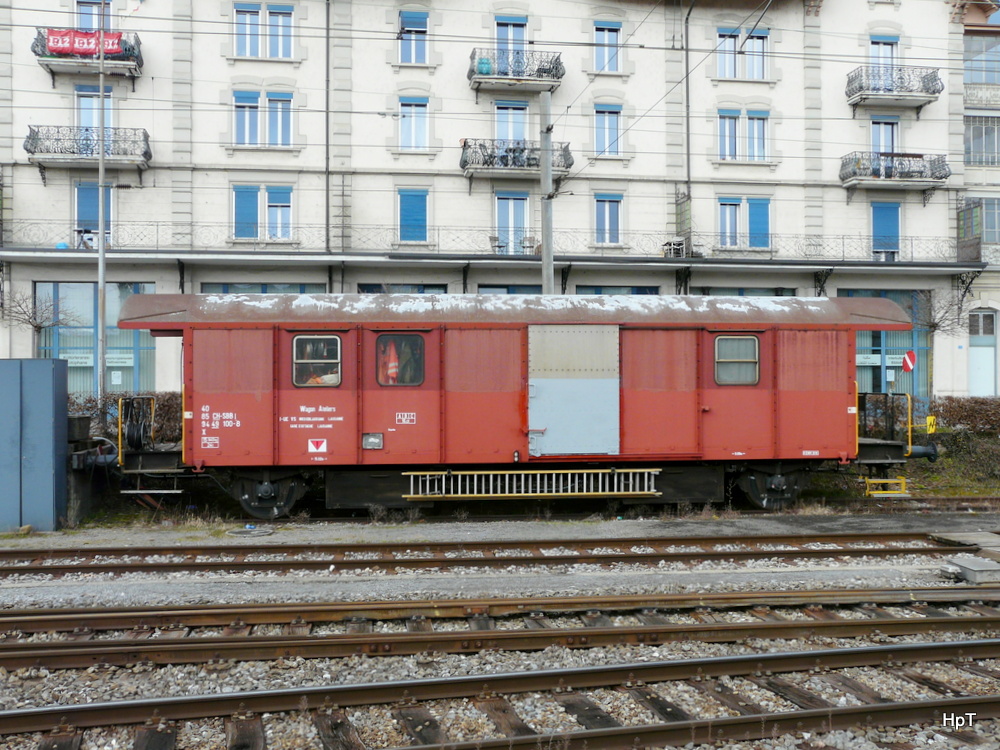 SBB - Dienstwagen X 40 85 94 49 100-8 im Bahnhofsareal in Fribourg am 01.03.2014