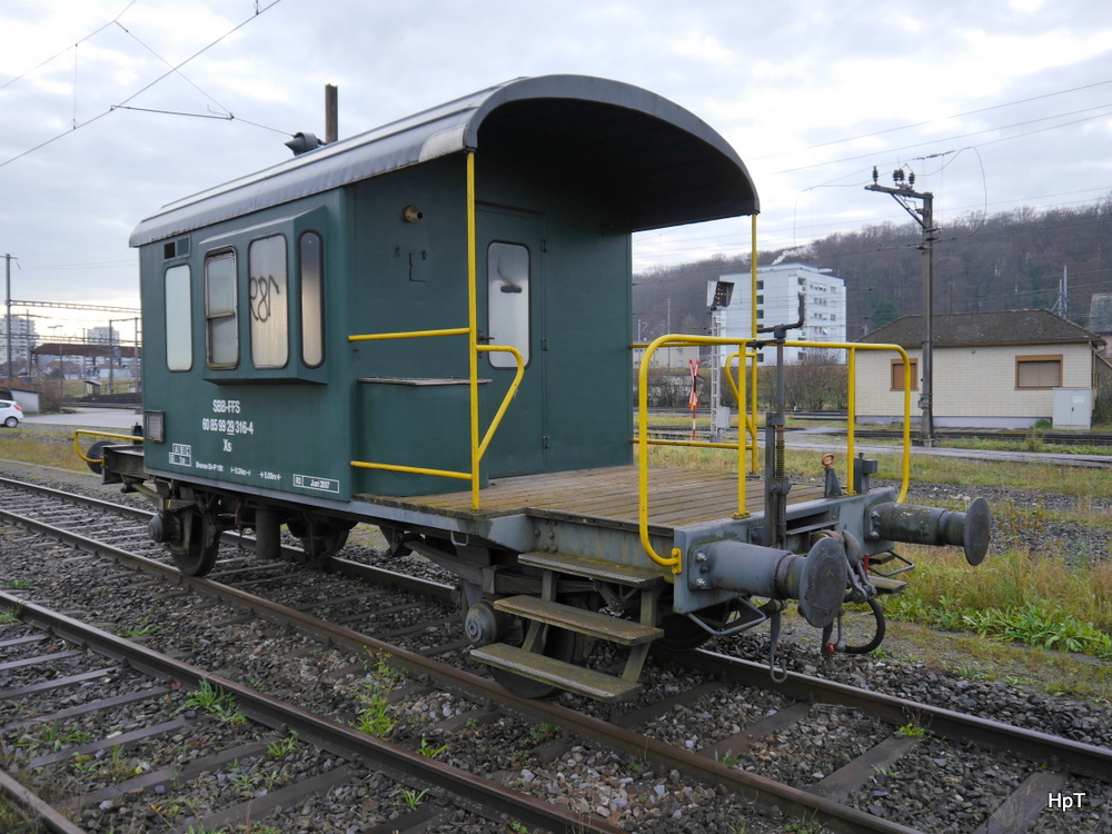 SBB - Dienstwagen Xs 60 85 99 29 316-4 einer der Letzten seiner Art  SPUTNIK  ehemaliger Güterzugsbegleitwagen im Güterbahnhof Biel am 14.12.2014