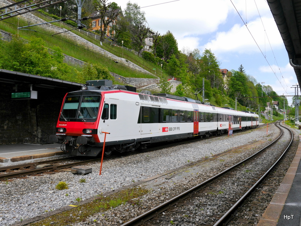 SBB - DOMINO Pendel am Schluss der Triebwagen RBDe 4/4 560 275-0 im Bahnhof von Le Locle am 31.05.2014