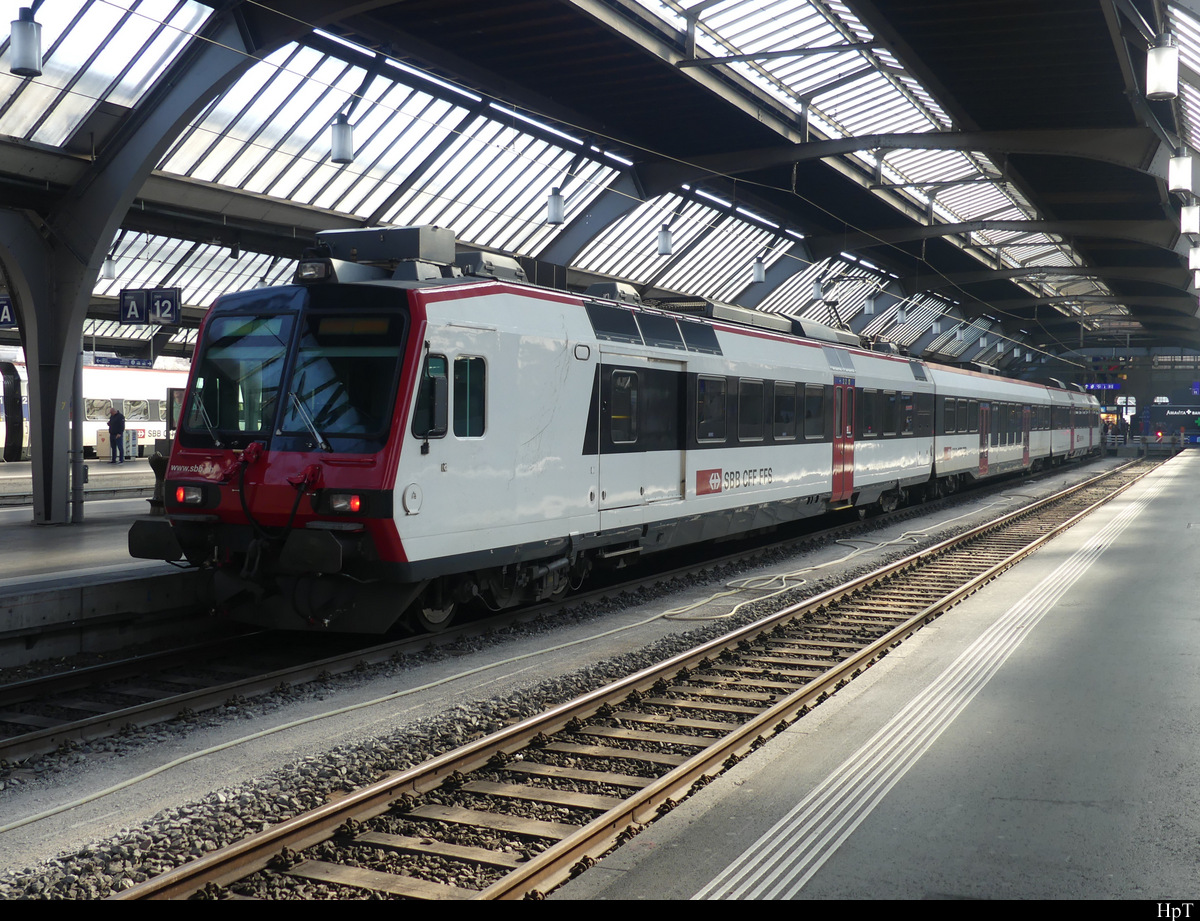 SBB -  Domino Pendel an der Spitze der Triebwagen RBDe 4/4  560 282-6 als Dienstzug im HB Zürich am 13.03.2022